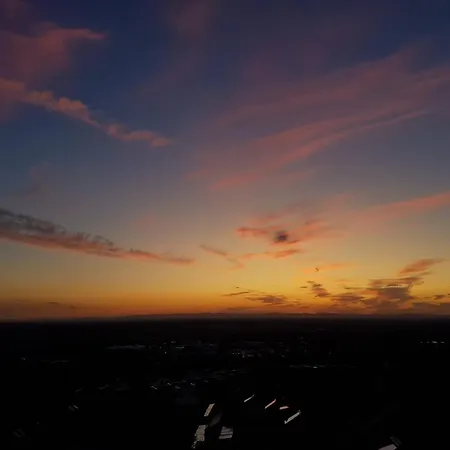 Im 1 Og In Einem Reihenhaus Mit Gemeinschaftlichen Zimmern Homestay szállás