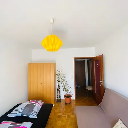 Im 1 Og In Einem Reihenhaus Mit Gemeinschaftlichen Zimmern