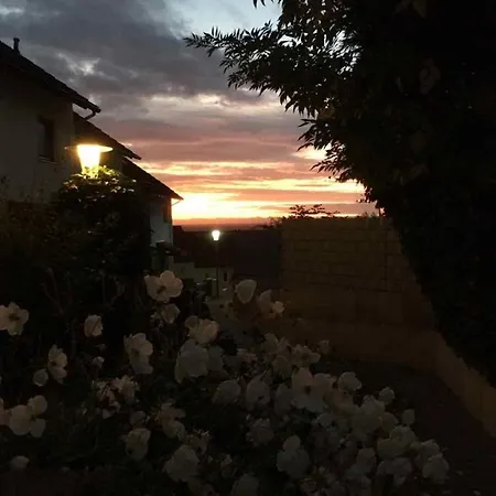 Im 1 Og In Einem Reihenhaus Mit Gemeinschaftlichen Zimmern Homestay szállás *