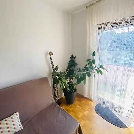 Im 1 Og In Einem Reihenhaus Mit Gemeinschaftlichen Zimmern Homestay szállás