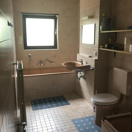 Im 1 Og In Einem Reihenhaus Mit Gemeinschaftlichen Zimmern Rum i privatbostad